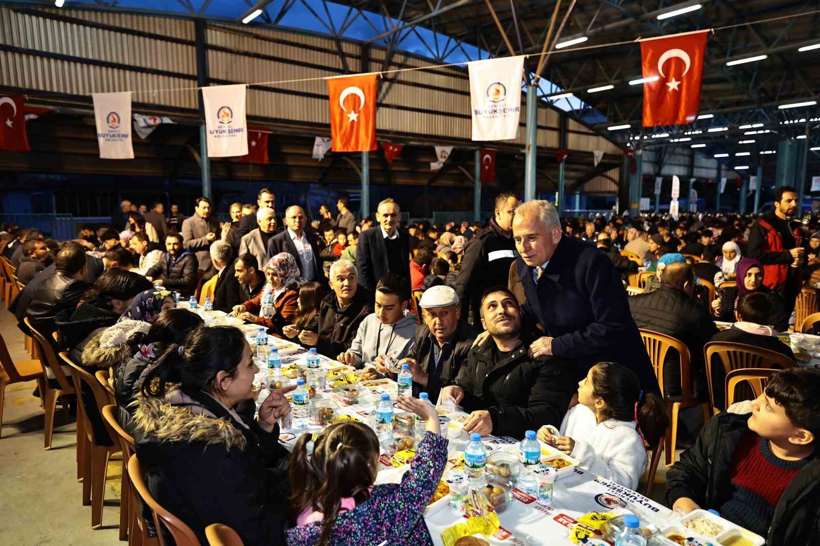 Denizli Büyükşehrin iftar bereketi Fatih’te yaşandı