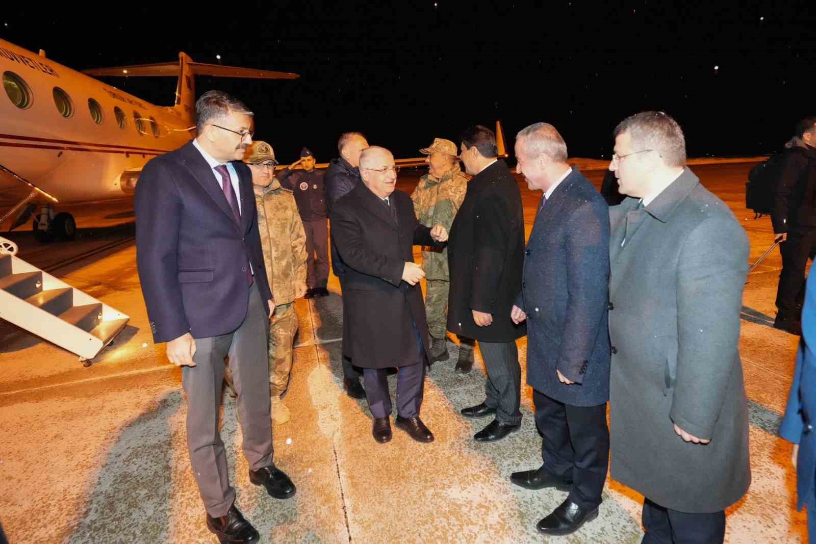 Bakan Güler, Hakkari’de bulunan 3’üncü Piyade Tümen Komutanlığında inceleme ve denetlemelerde bulundu
