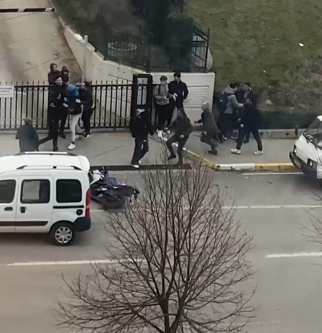 Motosikletliyi gafil avladılar: 4 kişi &ouml;n&uuml;n&uuml; kesip tekme ve yumruklarla saldırdı
