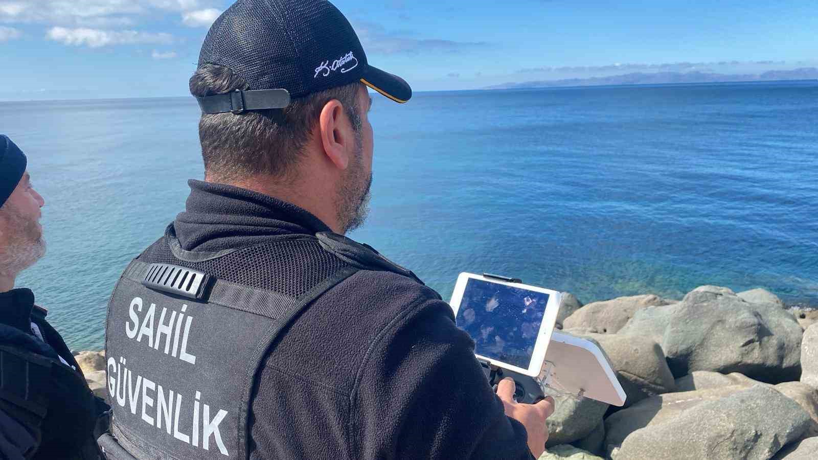 &Ccedil;anakkale&rsquo;de batan bottaki d&uuml;zensiz g&ouml;&ccedil;menler dron ile aranıyor

