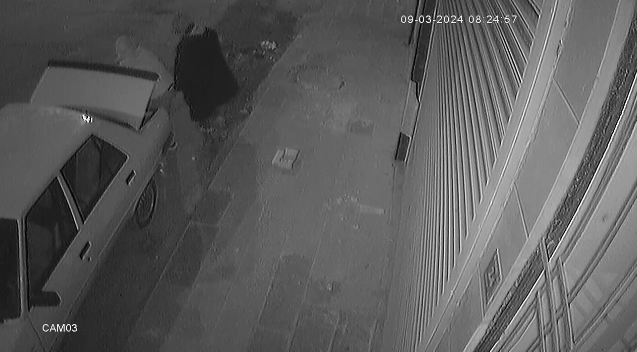 Siverek&rsquo;te hırsızlık anı g&uuml;venlik kamerasında

