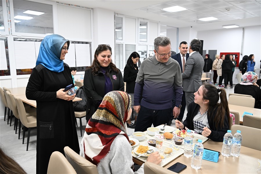 Vali &Uuml;nl&uuml; ve Başkan Erg&uuml;n &uuml;niversite &ouml;ğrencileriyle buluştu
