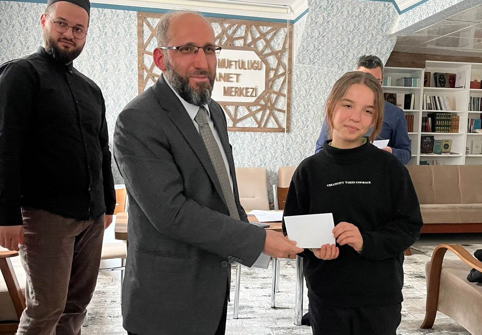 Hisarcık&rsquo;ta ezbere şiir okuma yarışmasında dereceye giren &ouml;ğrenciler &ouml;d&uuml;llendirildi
