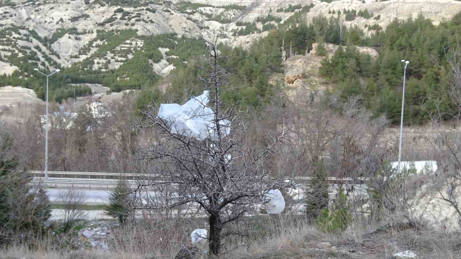 Burdur&rsquo;da &uuml;st&uuml; tam kapatılamayan eski &ccedil;&ouml;pl&uuml;k &ccedil;evre kirliliğine neden oluyor
