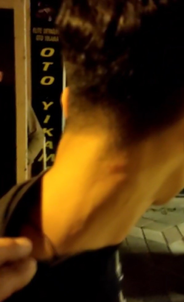 &lsquo;Dur&rsquo; ihtarına uymayan ehliyetsiz s&uuml;r&uuml;c&uuml;, polis tarafından darp edildi
