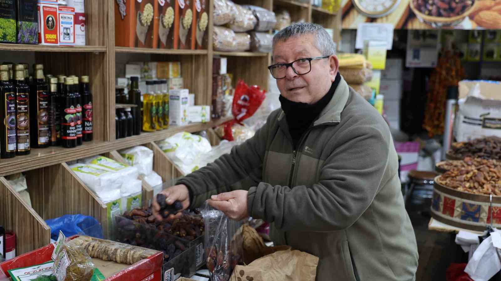 Tarihi çarşıda Ramazan’da hurma satışı arttı