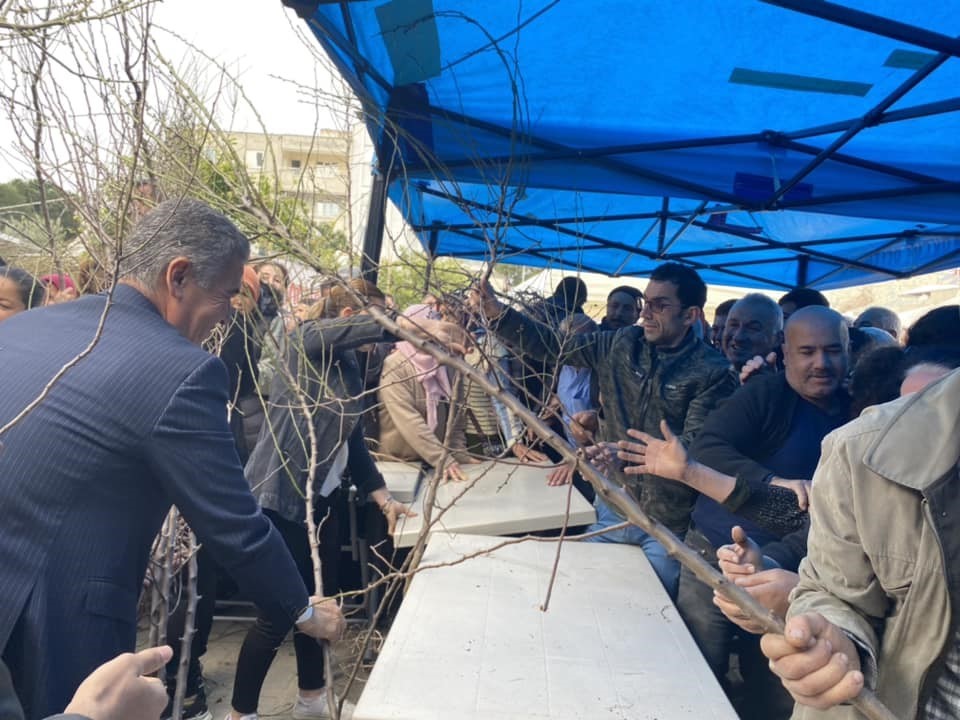 Başkan Erol’dan badem fidanı dağıtımı
