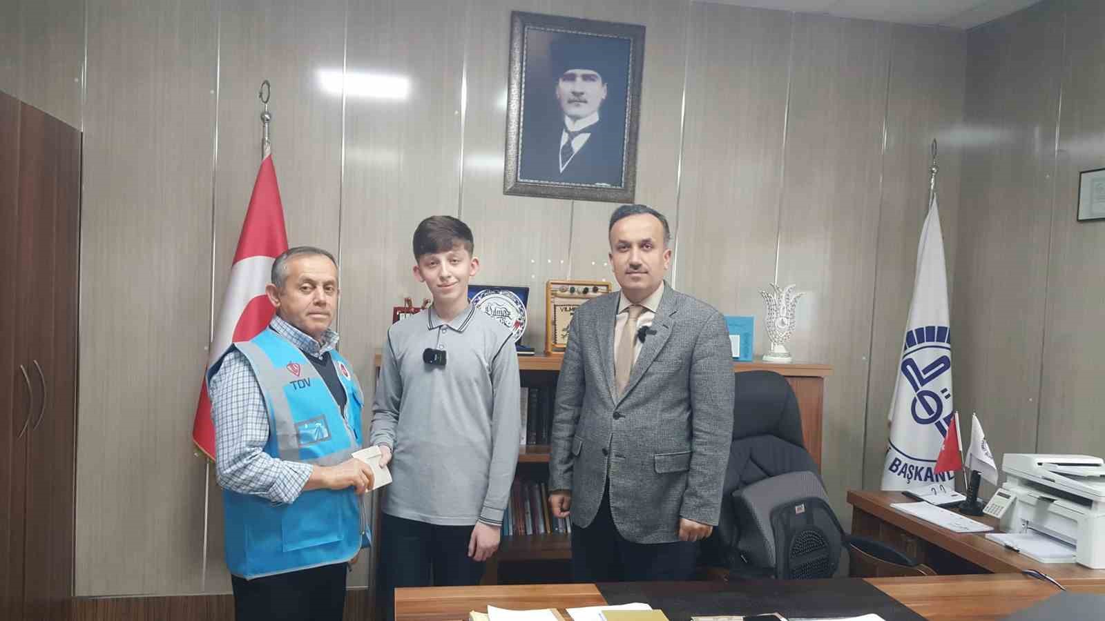 Ortaokul öğrencisi birincilik ödülünü Gazze’ye bağışladı