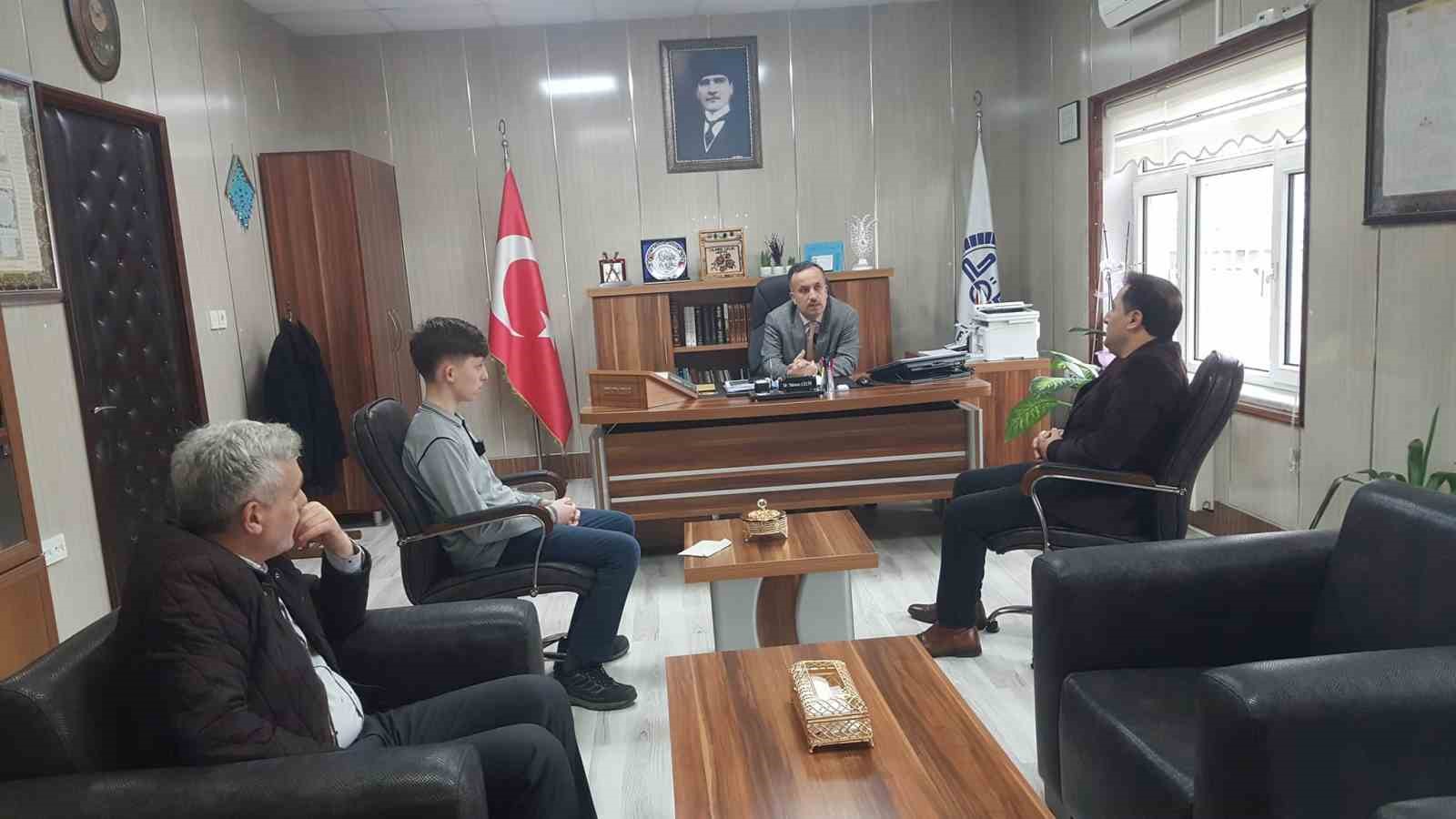 Ortaokul &ouml;ğrencisi birincilik &ouml;d&uuml;l&uuml;n&uuml; Gazze&rsquo;ye bağışladı
