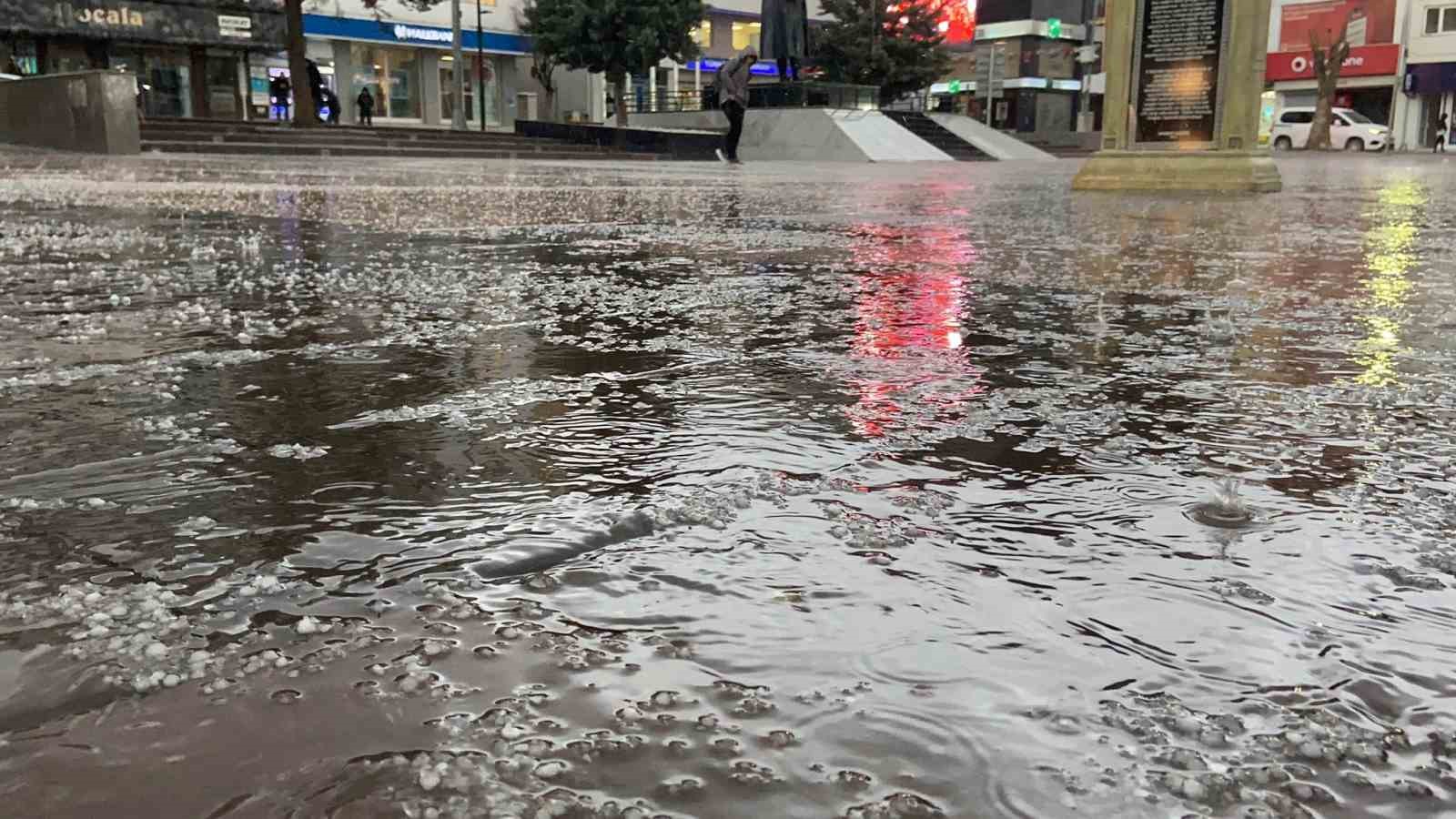 Aksaray&rsquo;da sağanak ve dolu etkili oldu
