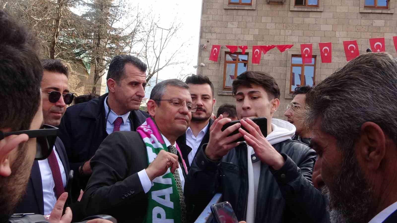 &Ouml;zg&uuml;r &Ouml;zel: "İstanbul İl Başkanlığında &ccedil;ekildiği iddia edilen g&ouml;r&uuml;nt&uuml;ler 2019 yılına ait&rdquo;
