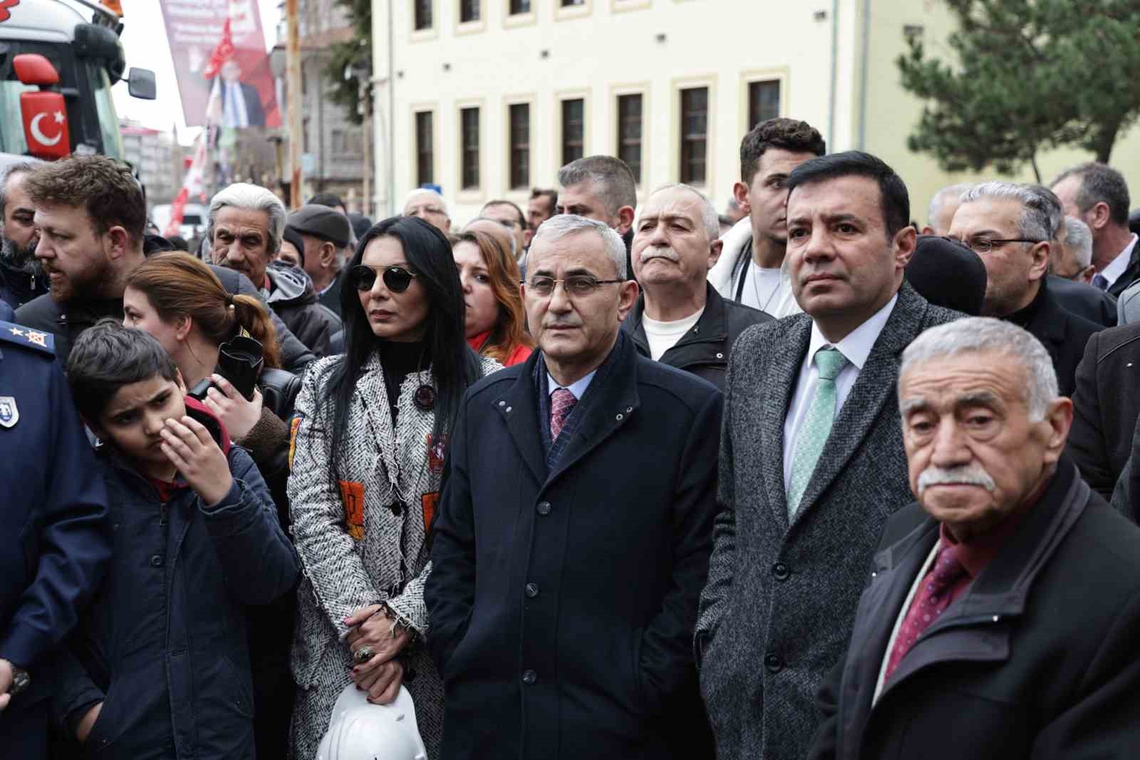 K&uuml;tahya Ulu Camii&rsquo;nin &ouml;n&uuml; a&ccedil;ılıyor
