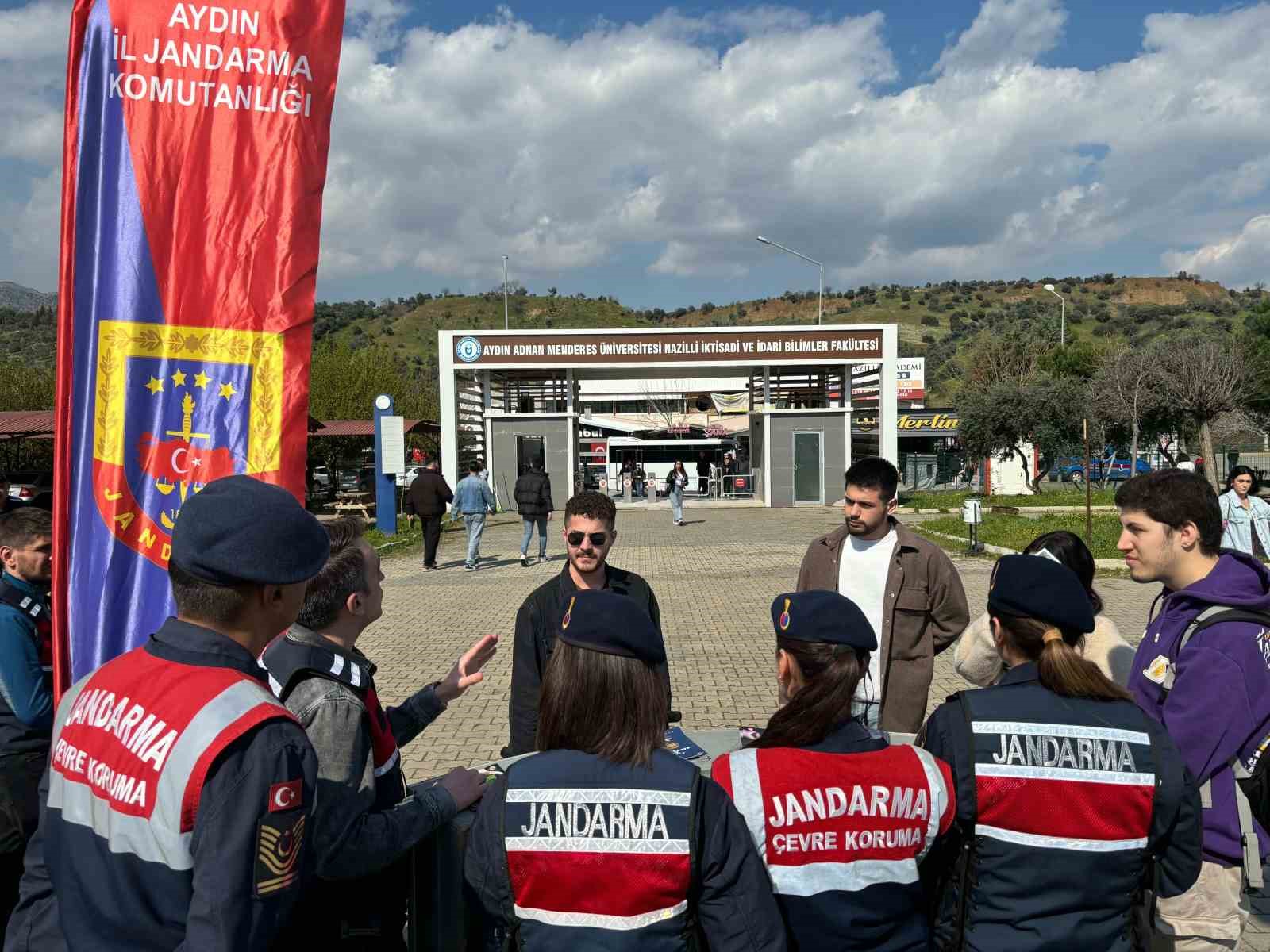 Jandarma üniversite öğrencilerini bilgilendirdi
