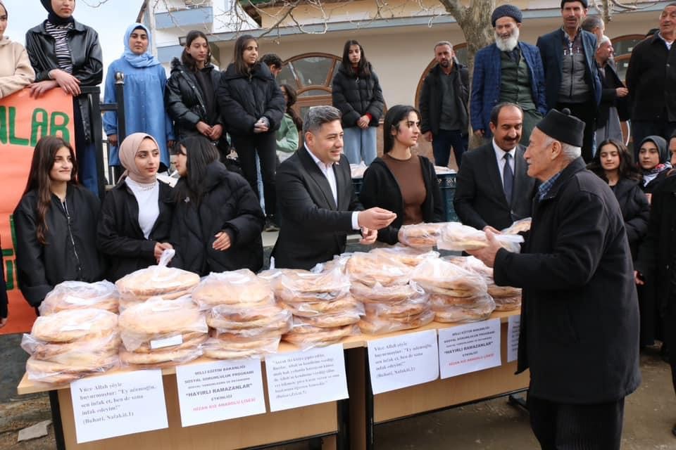 Kaymakam &Ouml;z&ccedil;elik, kız &ouml;ğrencileri ile birlikte Ramazan pidesi dağıttı
