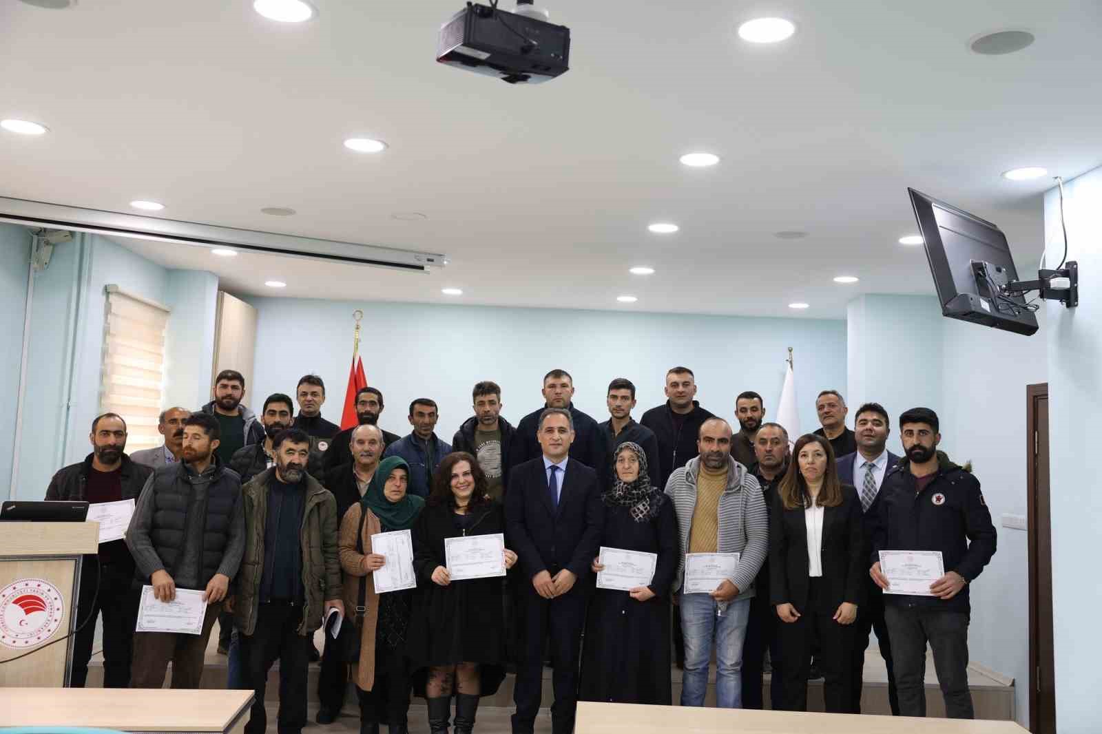 Kars&rsquo;ta s&uuml;r&uuml; y&ouml;neticileri sertifikalarını aldı
