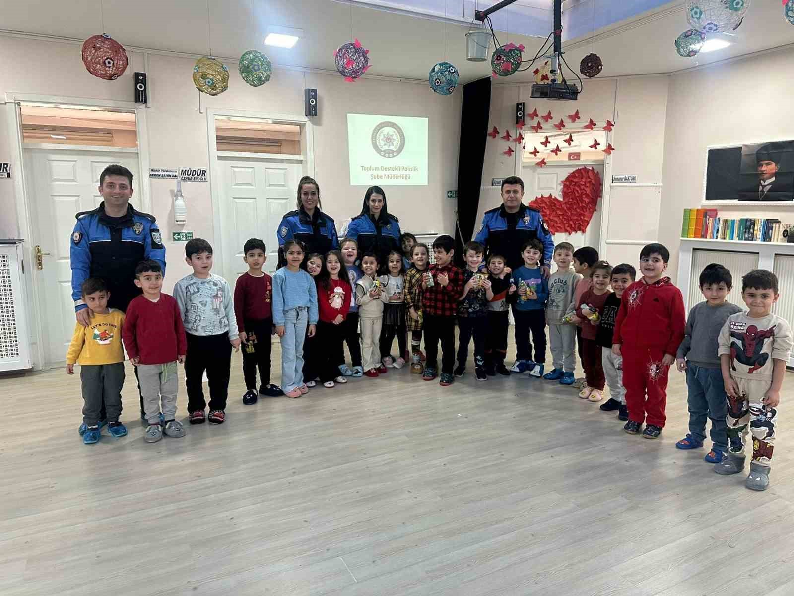 Polislerden anaokulu &ouml;ğrencilerine bilgilendirme
