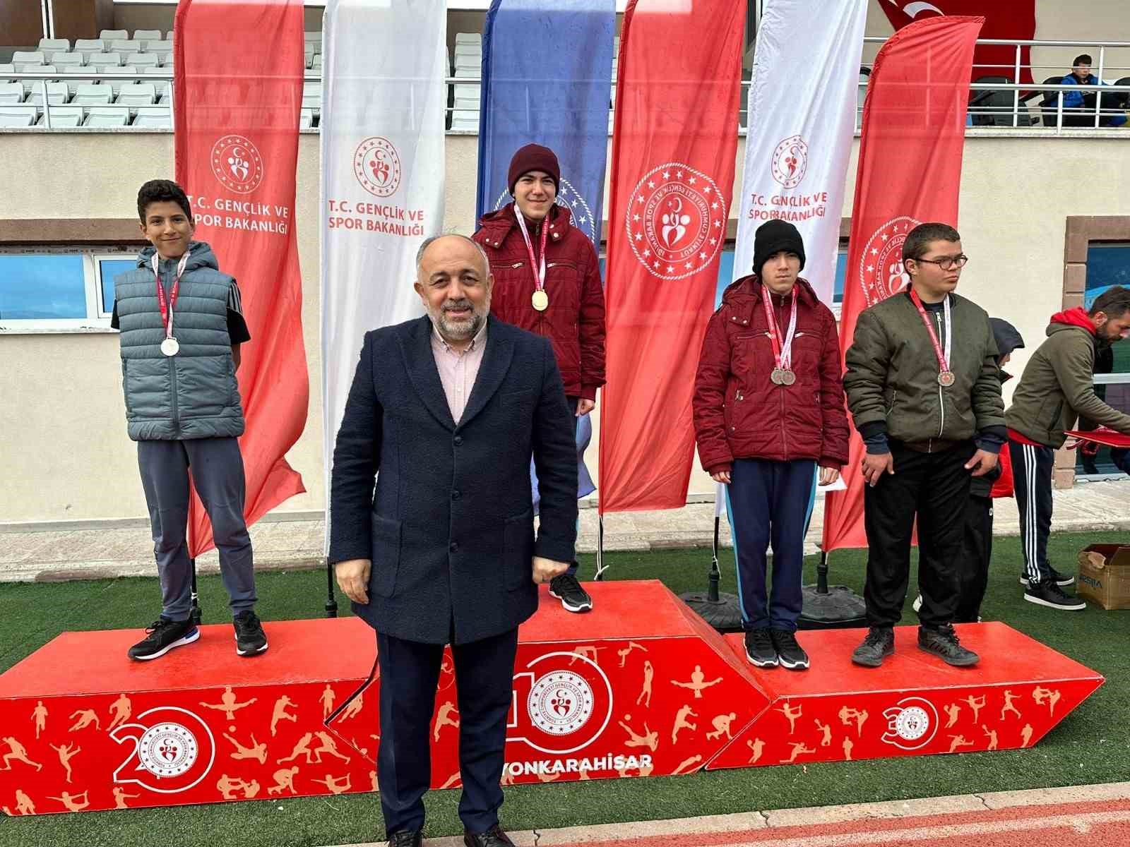 &Ouml;zel sporcular atletizm m&uuml;sabakalarında madalyalar sahiplerini buldu
