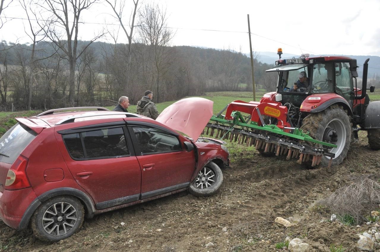 Yoldan çıkan otomobil, tarlaya uçtu: 1 yaralı
