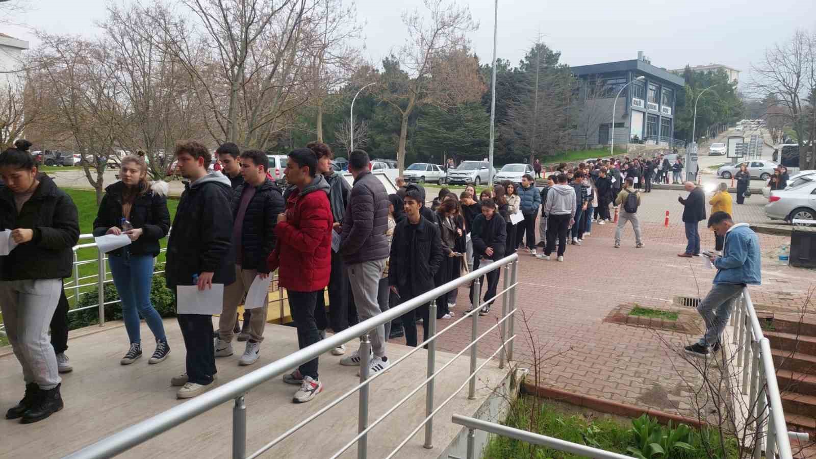 &rsquo;Sınav sim&uuml;lasyonunda&rsquo; uzun kuyruklar oluştu
