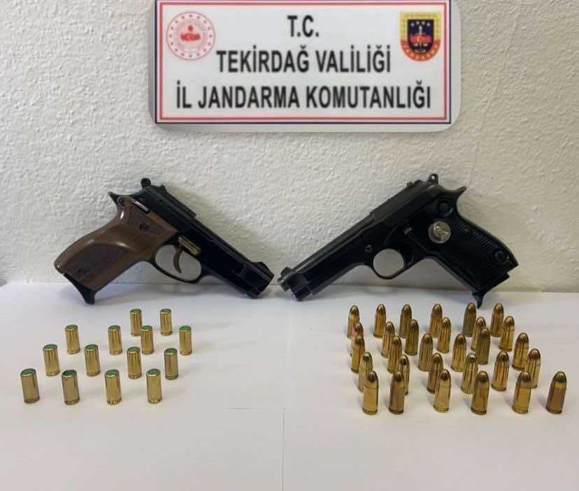 Bonzai, esrar ve tabancalar ele ge&ccedil;irildi
