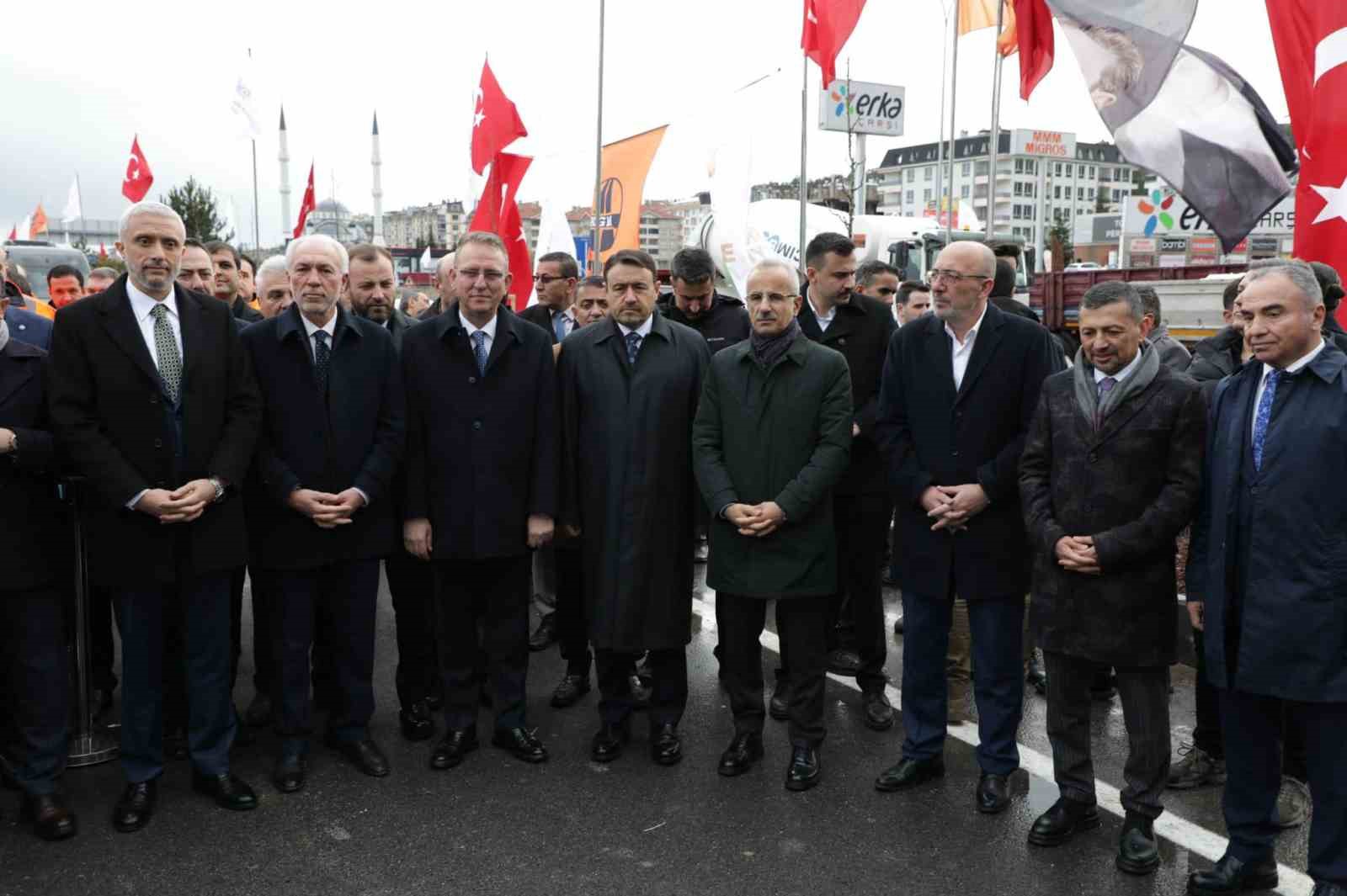 Vali Musa Işın: "K&uuml;tahya&rsquo;ya 20 yılda 338 kilometre b&ouml;l&uuml;nm&uuml;ş yol yapıldı"
