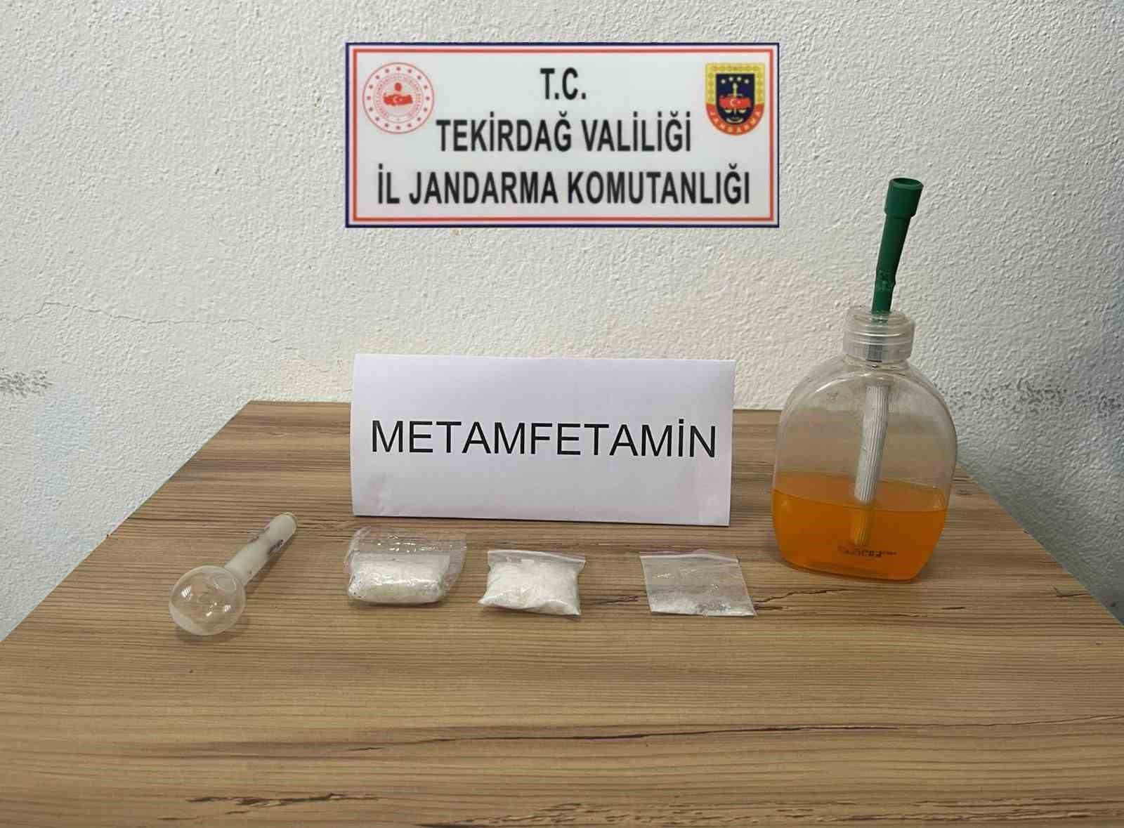 &lsquo;Dur&rsquo; ihtarından ka&ccedil;an ara&ccedil;tan ka&ccedil;ak g&ouml;&ccedil;men ve uyuşturucu &ccedil;ıktı
