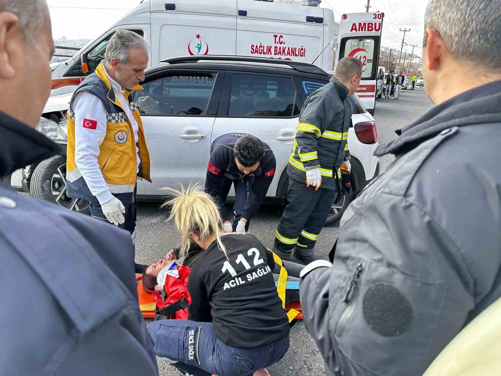 Mardin’de iki otomobil çarpıştı: 2 yaralı