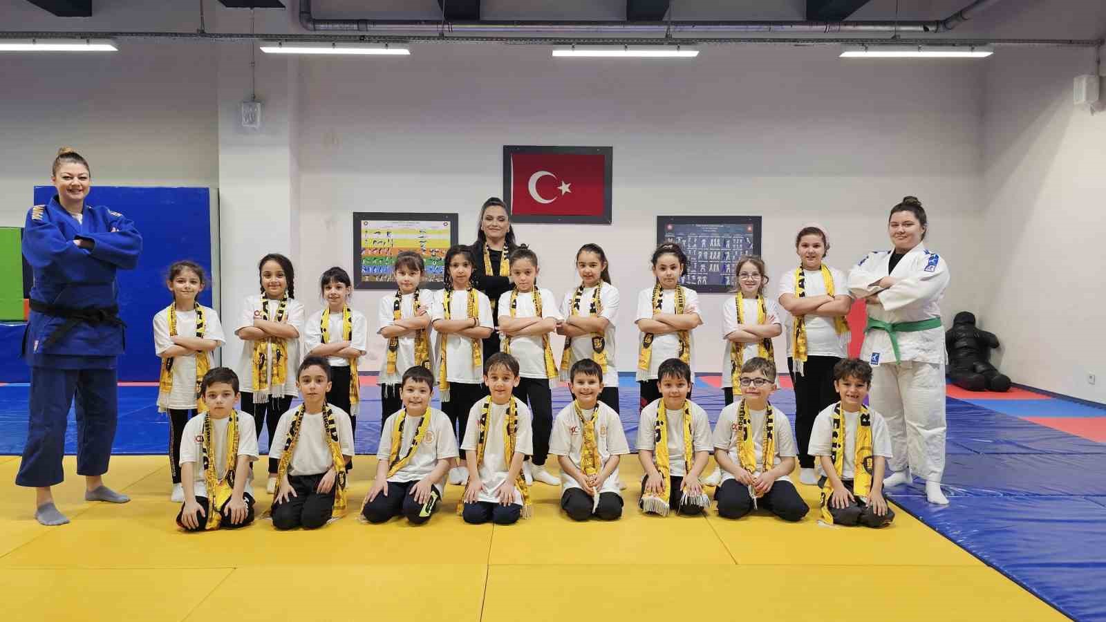 Bandırma’da "Sağlıklı Yaşama Pas Ver" projesi ile genç nesiller sporla buluşuyor