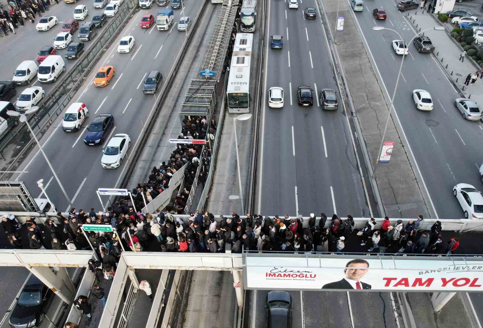 İstanbul’da metrobüs kuyruğuyla denk gelen seçim afişi
