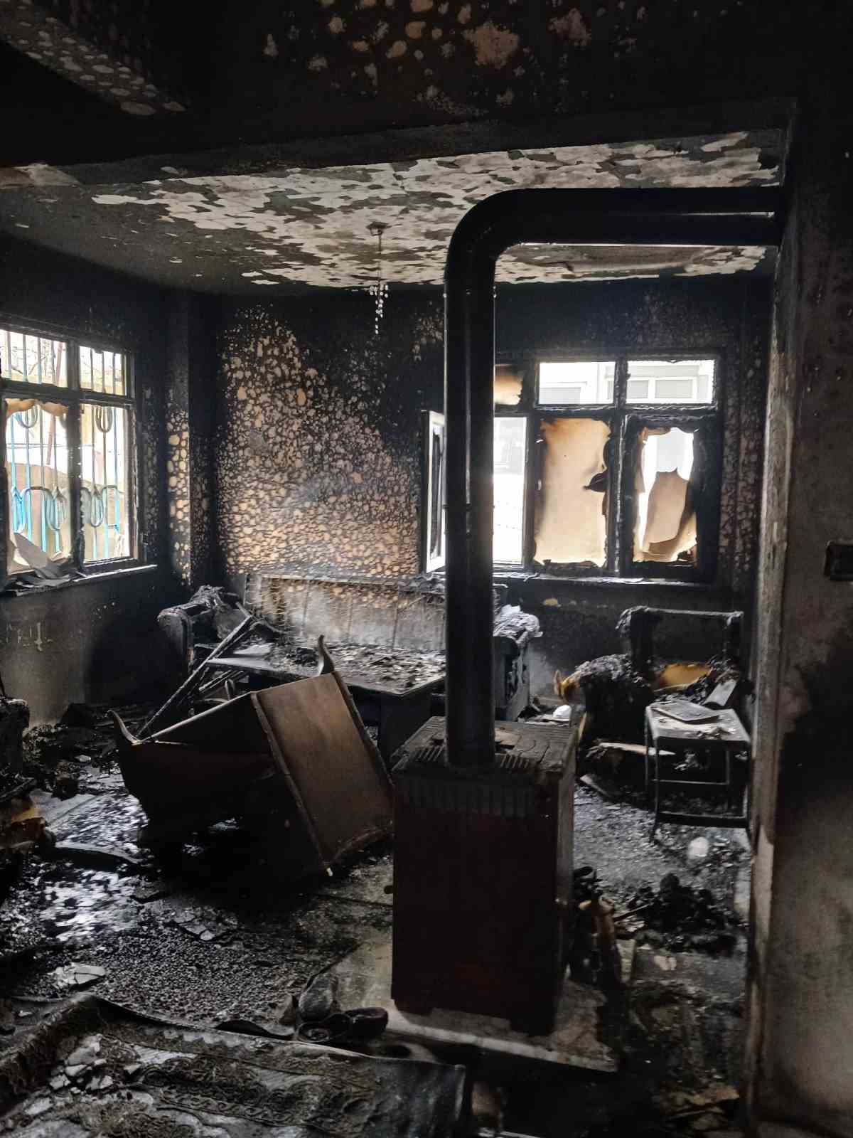 Alaplı&rsquo;da evde &ccedil;ıkan yangında 2 kişi yaralandı
