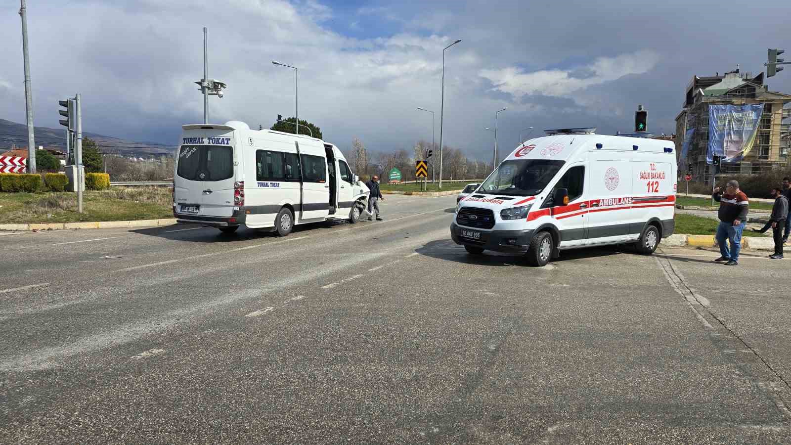 Ambulans ile minib&uuml;s &ccedil;arpıştı: 2 yaralı
