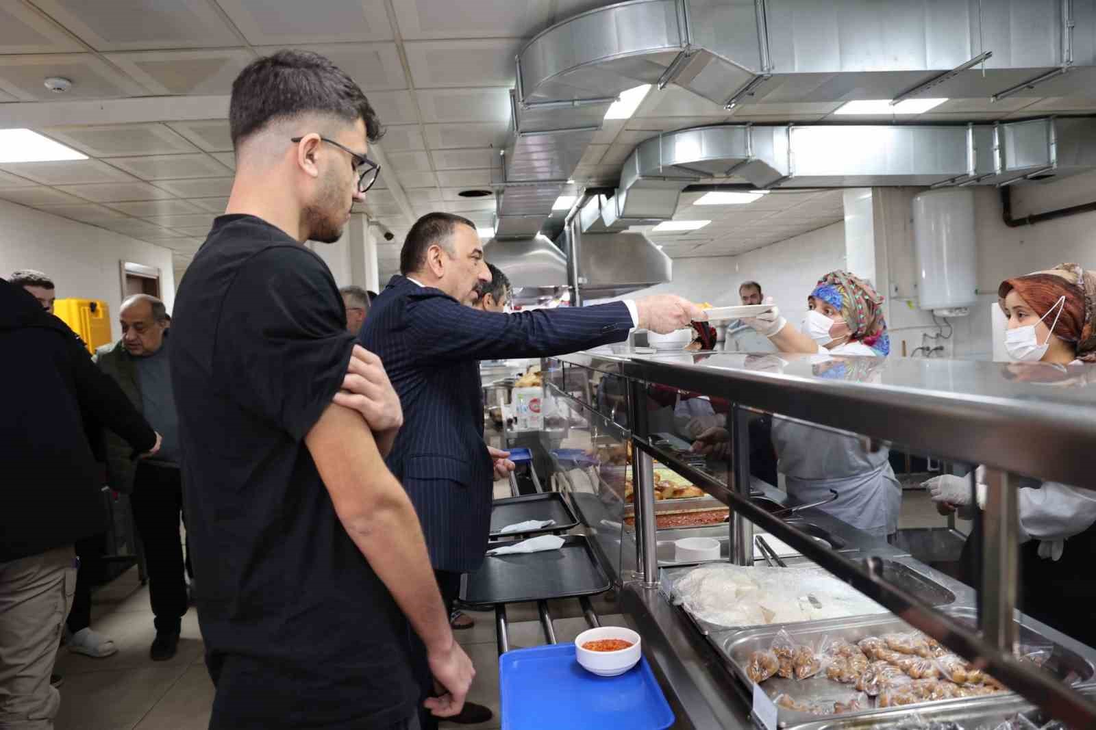 Vali Hacıbektaşoğlu, gençlerle buluştu