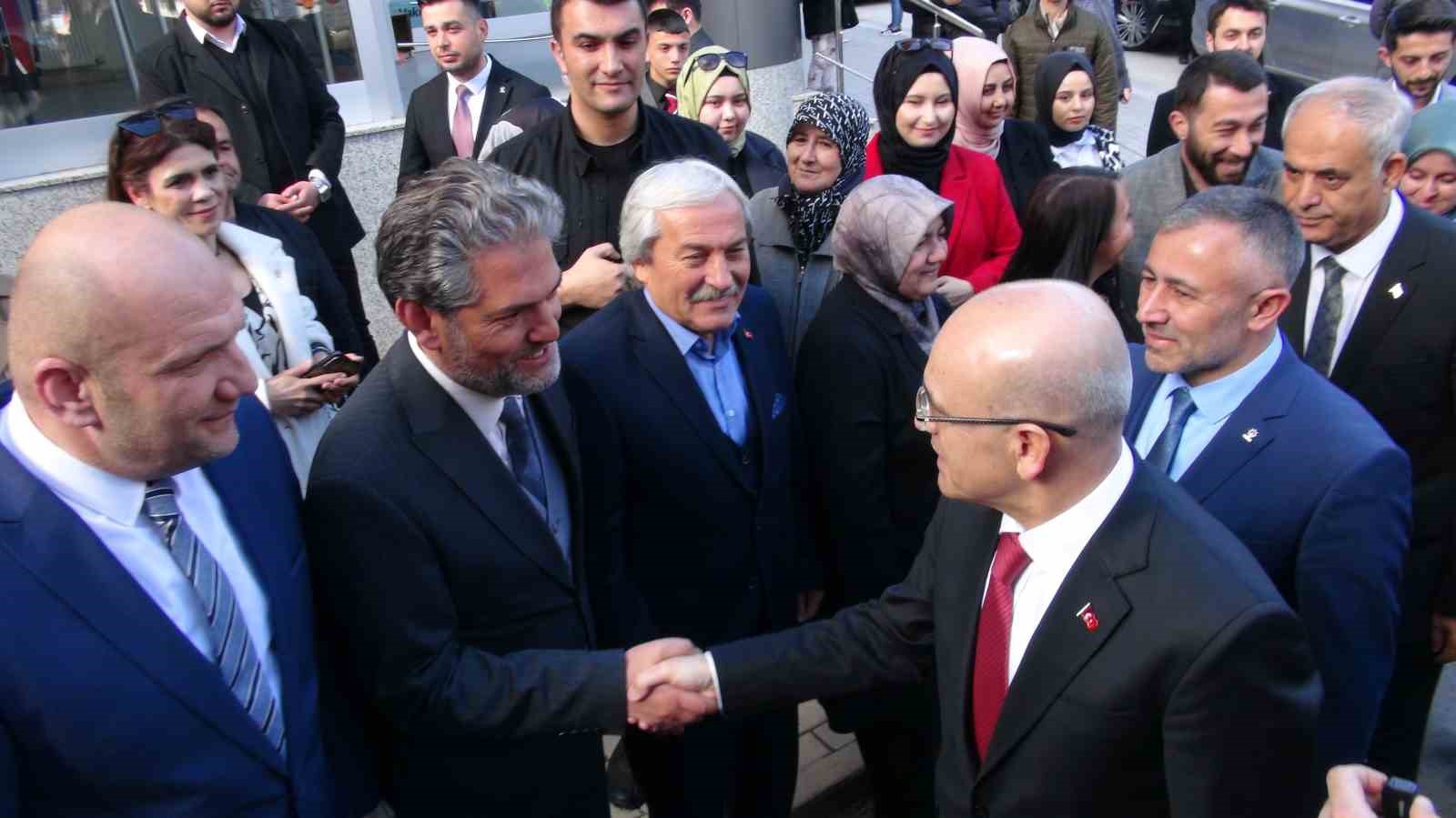 Hazine ve Maliye Bakanı Mehmet Şimşek Bilecik’te çınar fidesi dikti