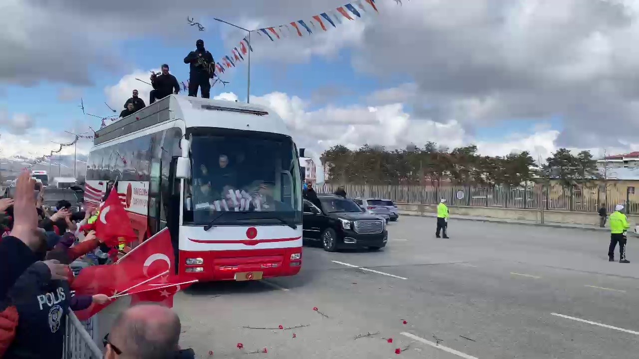 Cumhurbaşkanı Erdoğan geçerken yola karanfiller attılar
