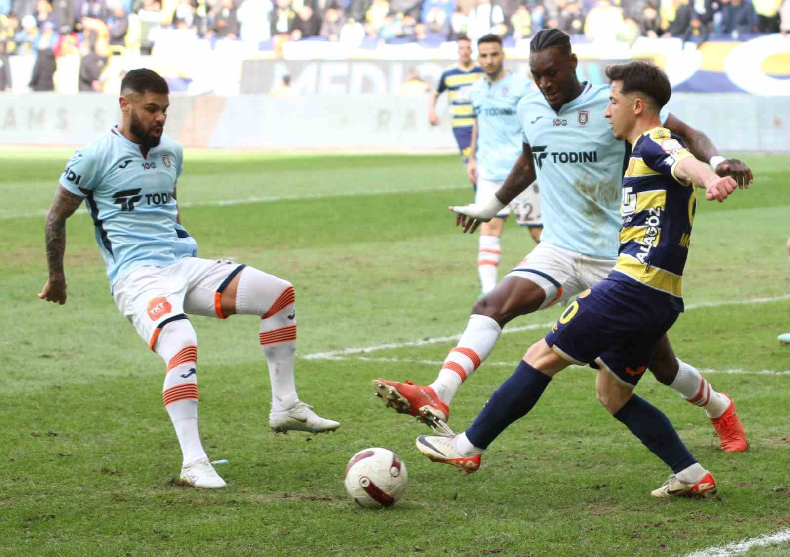 Trendyol Süper Lig: MKE Ankaragücü: 0 - Başakşehir: 0 (İlk yarı)
