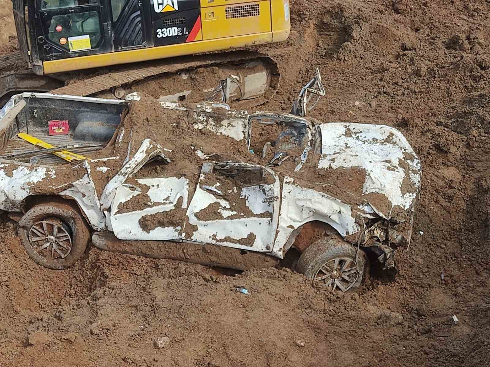 İli&ccedil;&rsquo;teki maden ocağında toprak altında kalan pikaba ulaşıldı
