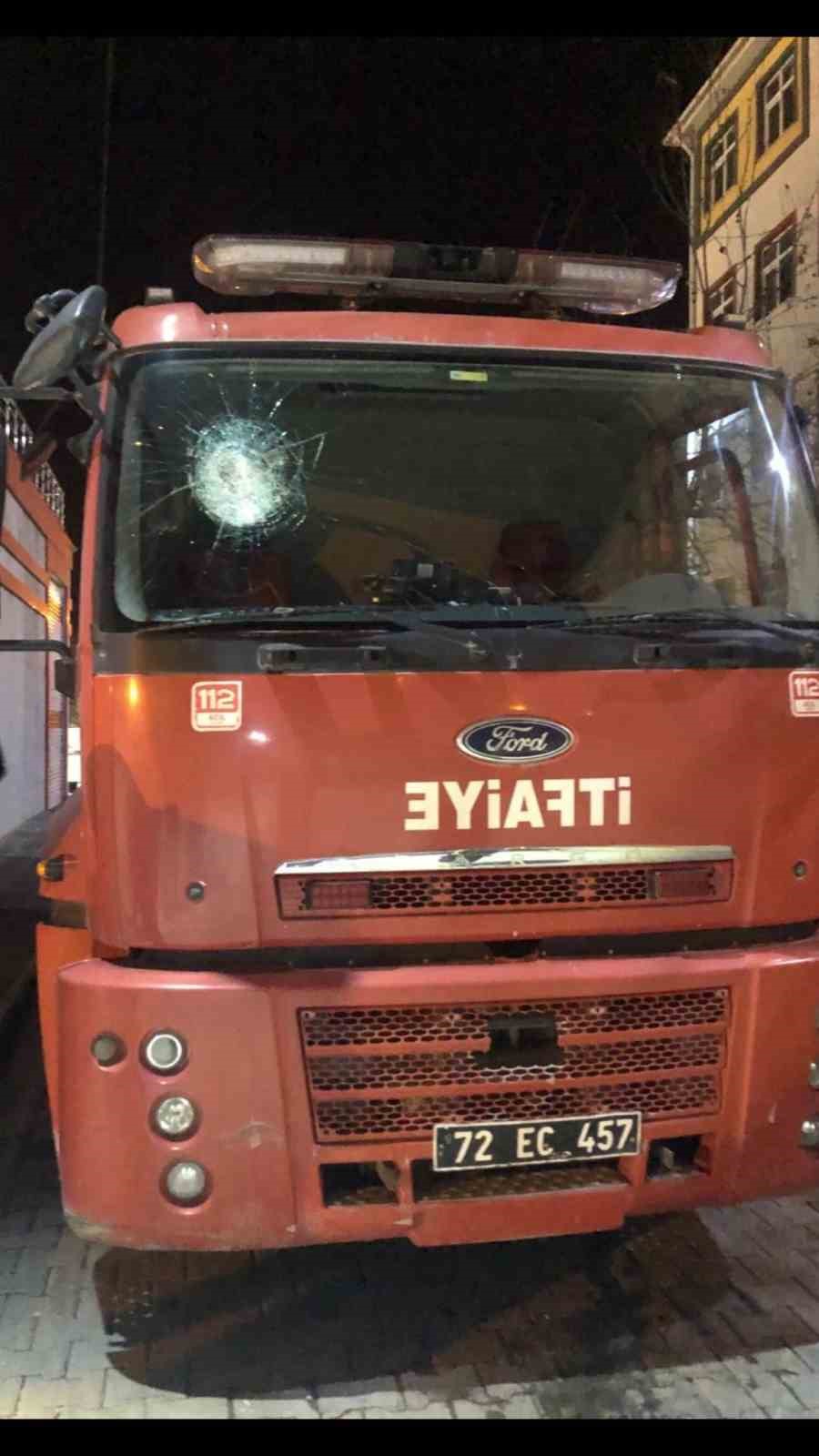 Batman&rsquo;da izinsiz g&ouml;steri: G&ouml;stericilerin saldırdığı itfaiye aracının camı kırıldı 