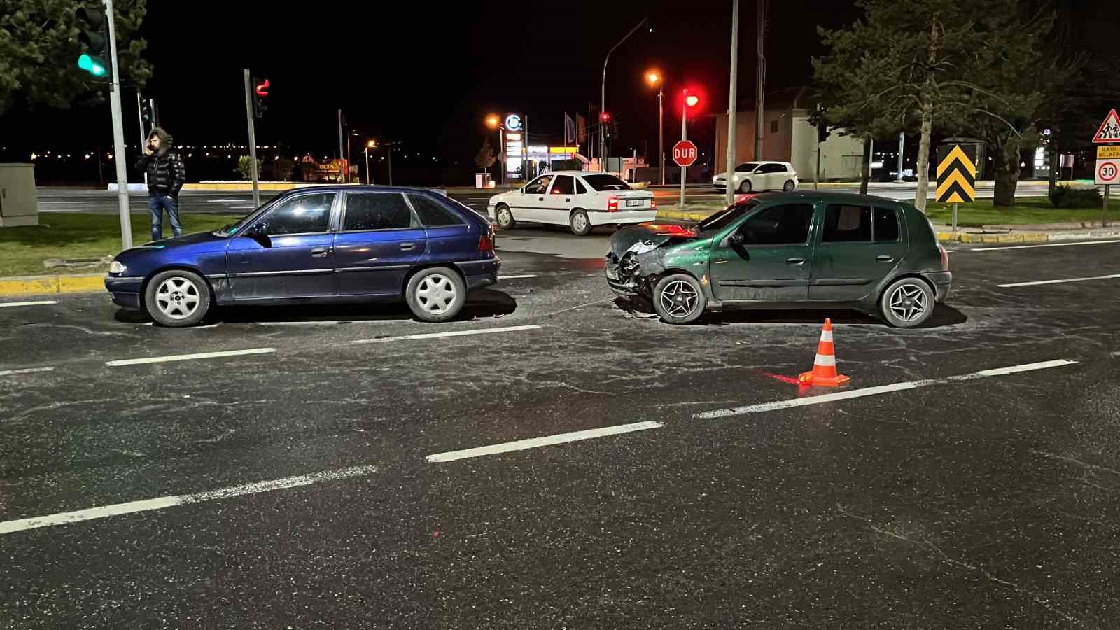 Kırmızı ışık ihlali kazaya neden oldu: 2 kişi yaralandı
