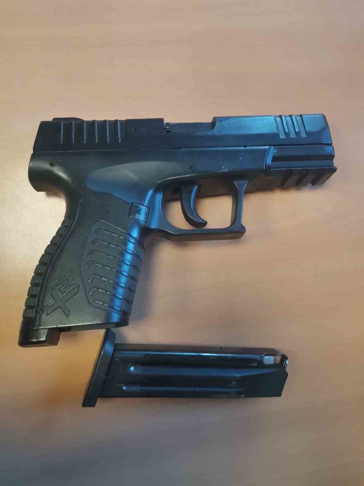 İstanbul&rsquo;da silahlı saldırı kamerada: Hedefini vuramayınca iş yerine sıkıp ka&ccedil;tı
