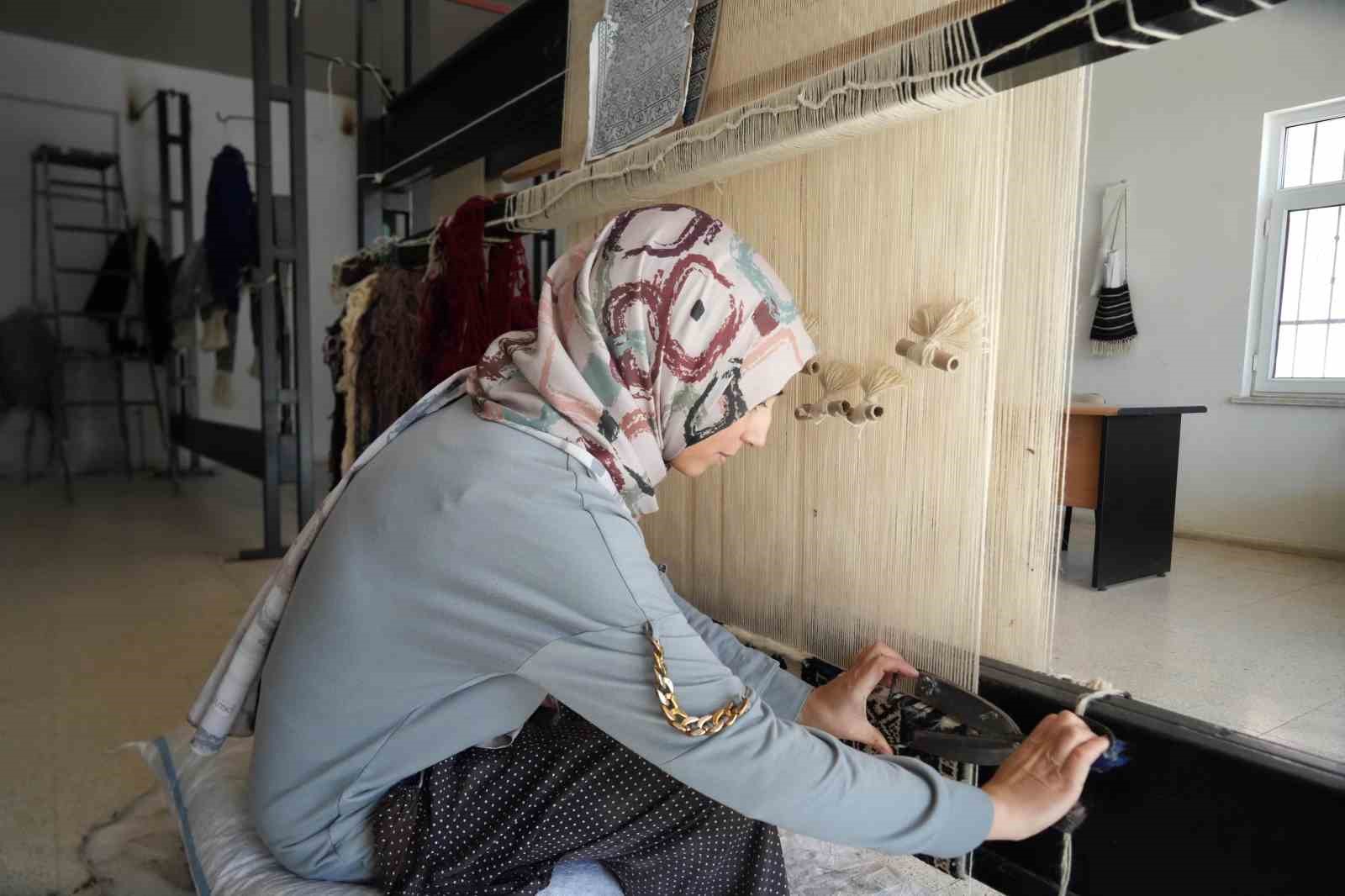 Niğde’nin unutulmaya yüz tutan tescilli Obruk halısı kadınların elinde değer buluyor