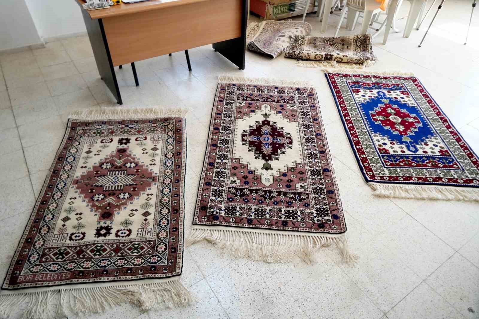 Niğde&rsquo;nin unutulmaya y&uuml;z tutan tescilli Obruk halısı kadınların elinde değer buluyor
