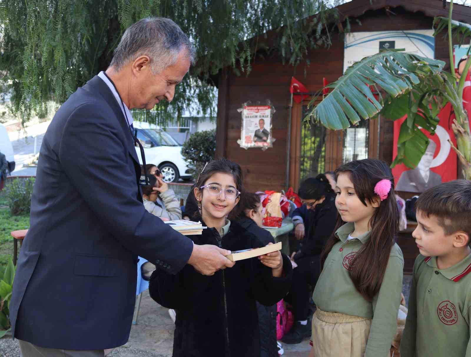 Ölen oğlunun adına 13. kütüphaneyi açtı şimdi muhtar adayı
