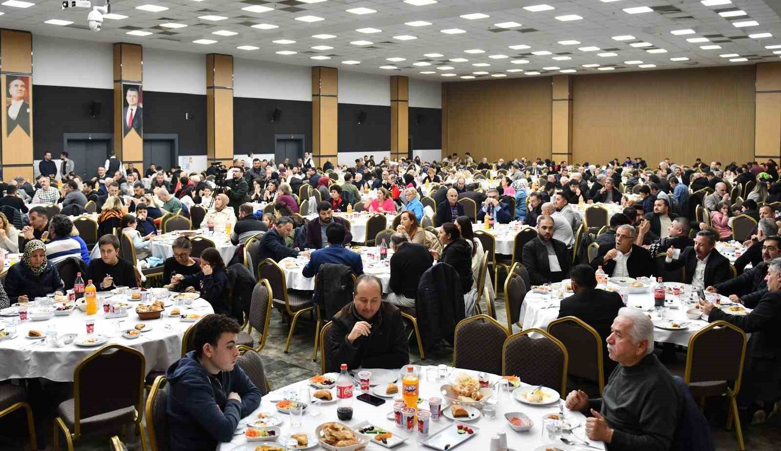 Esenyurt Belediye Başkanı Kemal Deniz Bozkurt, dernek başkanlarıyla iftar programında buluştu