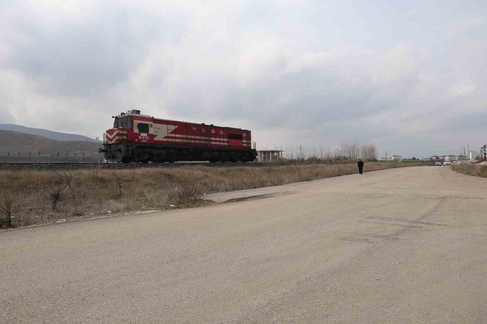 Lokomotifin &ccedil;arptığı yaşlı adam yaralandı
