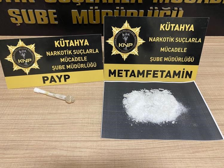 K&uuml;tahya&rsquo;da eşyaları arasında uyuşturucu bulunan yolcu tutuklandı
