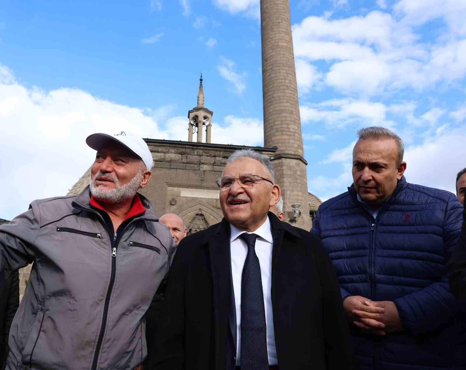 Esnafla buluşan Büyükkılıç: “Durmak yok, koşmaya devam”