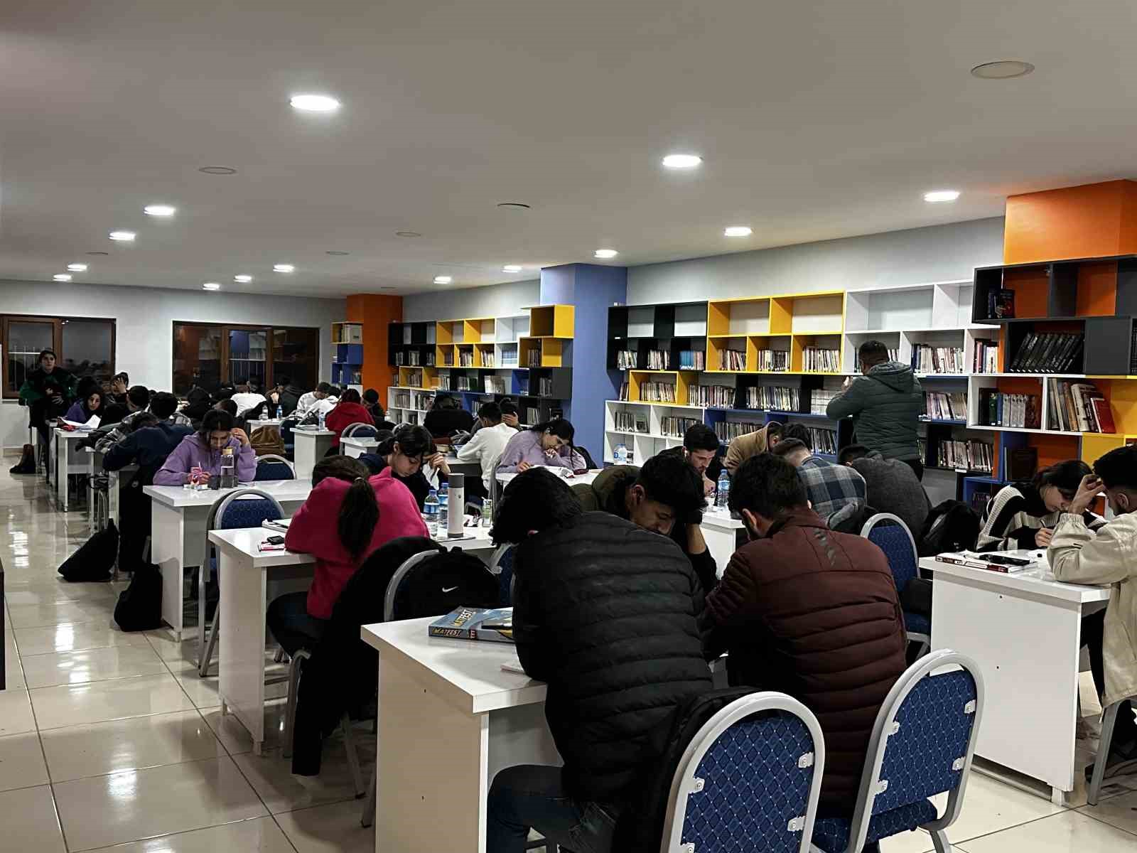 Y&uuml;ksekova&rsquo;da a&ccedil;ılan k&uuml;t&uuml;phaneler sayesinde &ouml;ğrenciler sahura kadar &ccedil;alışıyor
