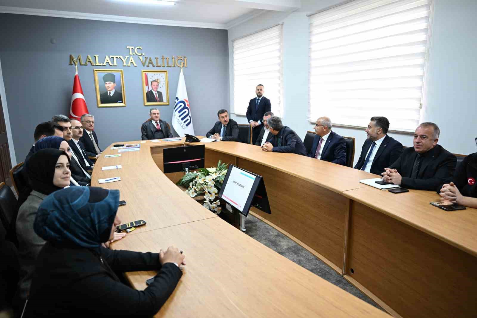 Bakan Bak: "Türkiye’nin dört bir yanında tesisler yapıyoruz"