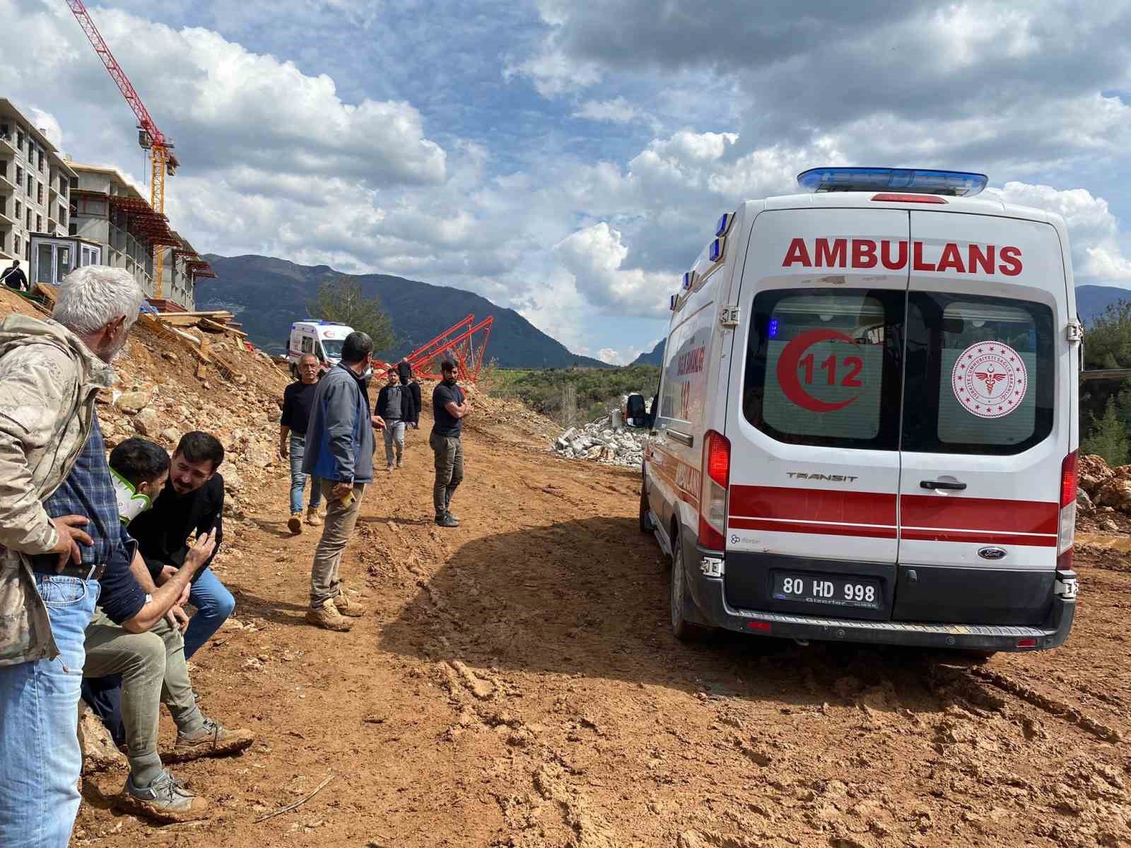 Beton dökümü esnasında yaşanan çökmede yaralanan işçilerin sağlık durumunun iyi olduğu öğrenildi
