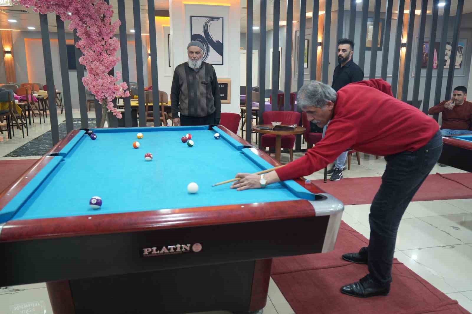 68 yaşındaki Turgut Dede, bilardo tutkusunu 35 yıldır sürdürüyor
